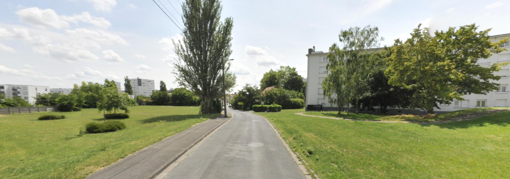 TERRAIN EN HERBE MAISON BLANCHE